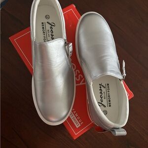 NIB! JEOSSY MEMORY FOAM SNEAKERS